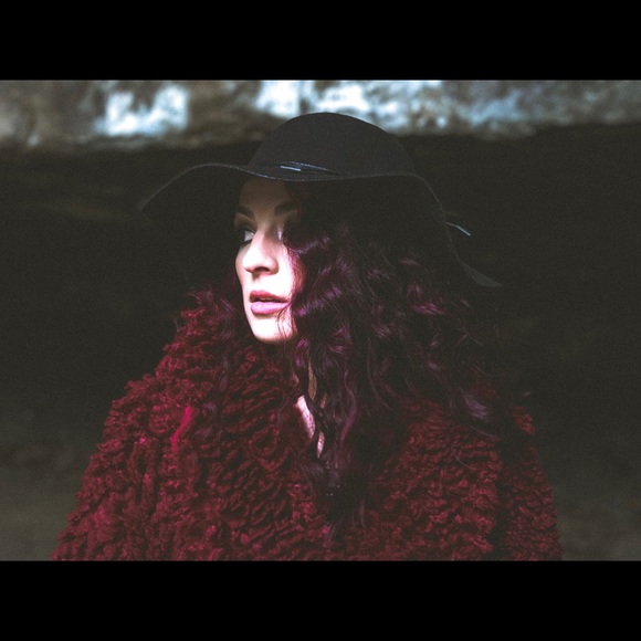 Meet your Posher, Lauren - Picture 2 of 4